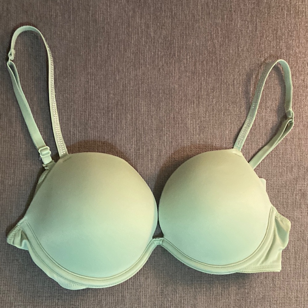 NWOT VS PINK 36B Green Wear Everywhere Super Push Up bra